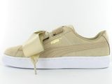un gros plan sur une paire de baskets Puma Sued pour femme, ornées d'un nœud