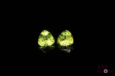 une paire de boucles d'oreilles en diamant jaune sur fond noir