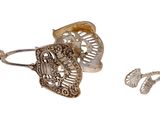deux paires de ciseaux et une bague sur fond blanc