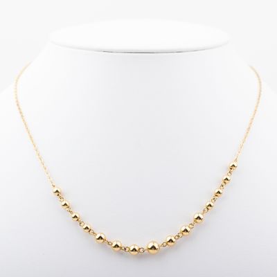 un collier de perles en or sur un mannequin mannequin mannequin mannequin mannequin mannequin mannequin mannequin mann