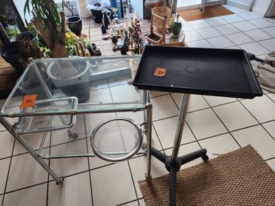 une table en verre sur laquelle est posé un plateau, dans un salon