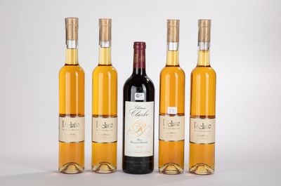 trois bouteilles de vin sont posées les unes à côté des autres sur une surface blanche