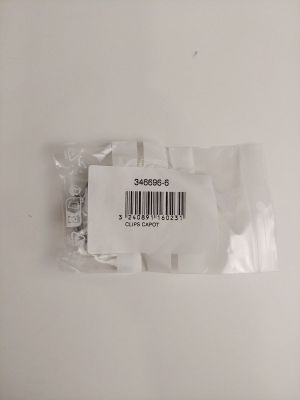 un petit sachet de bonbons blancs posé sur une table