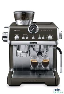 une image représentant une machine à café sur laquelle sont posées deux tasses de café