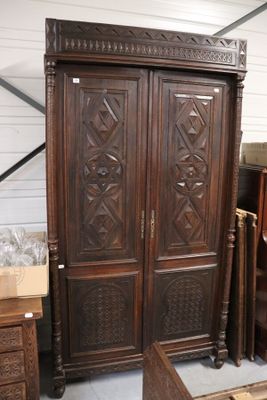 chambre: armoire et lit en bois sculpté.