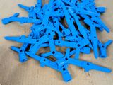 une pile de pinces à linge en plastique bleu posée sur une table