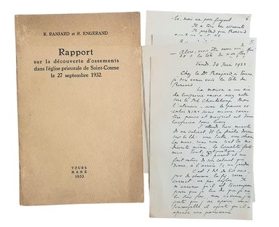 un vieux livre posé sur une table à côté d'une feuille de papier