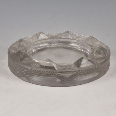 deux cendriers en verre posés sur une surface blanche