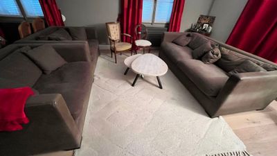 3 canapés, tissu gris (déchirures).