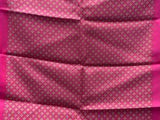 un gros plan sur un morceau de tissu rose à motifs