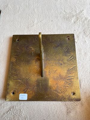 une plaque métallique munie d'une poignée