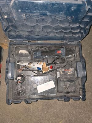 une boîte à outils avec des outils à l'intérieur sur le sol