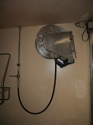 une photo d'un ventilateur de plafond dans une salle de bains
