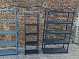 deux bibliothèques placées l'une à côté de l'autre près d'un mur en briques