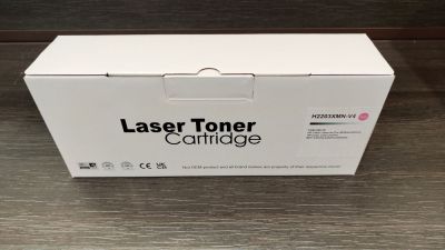 une boîte de cartouches de toner roses posée sur une table