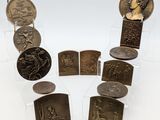 un ensemble composé de cinq pièces de bronze et d'une pièce d'argent