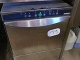 un lave-vaisselle qui se trouve dans une cuisine