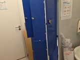 une salle de bain avec toilettes et lavabo