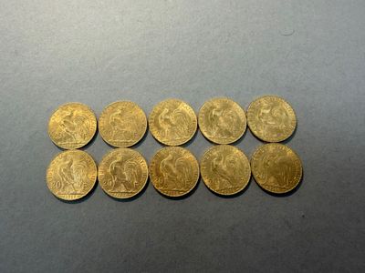 un groupe de cinq pièces d'or posées sur une table