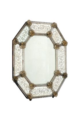 une image représentant un miroir décoratif orné d'un motif décoratif