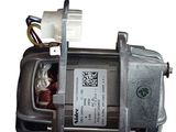 Gros plan sur un moteur sur fond blanc
