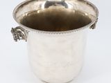 seau à glace plaqué argent avec poignées, sur fond blanc