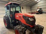 un tracteur garé à l'intérieur d'un bâtiment