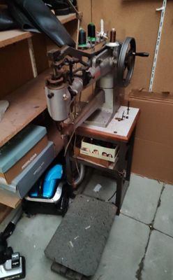 une machine à coudre qui se trouve dans une pièce