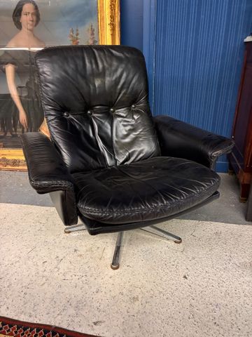Fauteuil en cuir noir, année 1970. Piètement chromé.