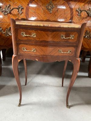 une photo montrant un ensemble de trois commodes en bois dans une pièce
