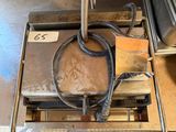 une machine posée sur le sol de la cuisine