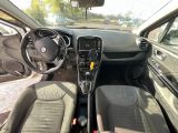 l'intérieur d'une petite voiture avec un volant et un tableau de bord