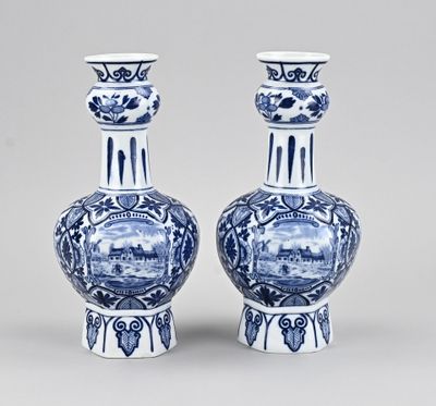 une paire de vases bleus et blancs ornés d'un paysage