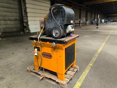 a machine that is sitting on a pallet in a warehouse