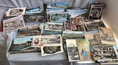 tout un tas de vieilles cartes postales posées sur un lit
