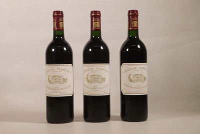 trois bouteilles de vin rouge posées côte à côte sur une table