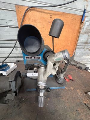 une machine posée sur une table