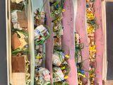 une boîte contenant tout un tas de peluches