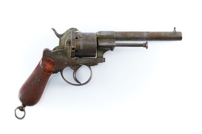 gros plan d'un revolver sur fond blanc