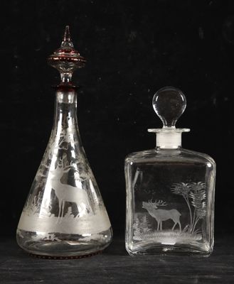 deux carafes placées l'une à côté de l'autre