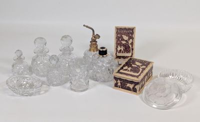 de nombreux objets en verre posés sur une surface blanche