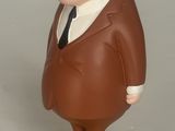une figurine représentant un homme en costume-cravate