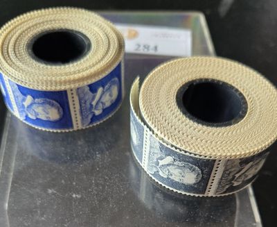 deux rouleaux de ruban adhésif posés sur une table