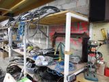 un tas de fils posés sur une étagère dans un garage