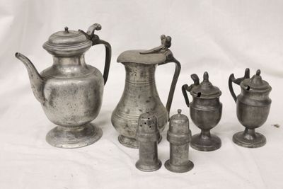 un groupe de vases et de coupes en argent sur une table