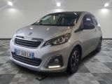 la petite voiture argentée est garée dans une grande pièce