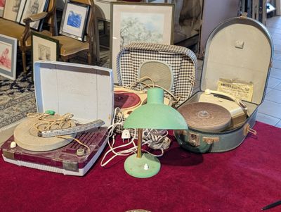 une table rouge sur laquelle sont posés tout un tas d'objets