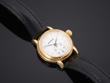 gros plan d'une montre sur une surface noire