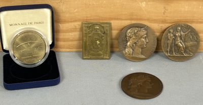 trois pièces et une pièce sont posées sur une table, à côté d'une boîte