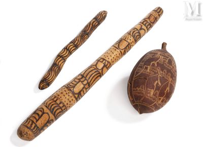 deux objets en bois posés sur une surface blanche